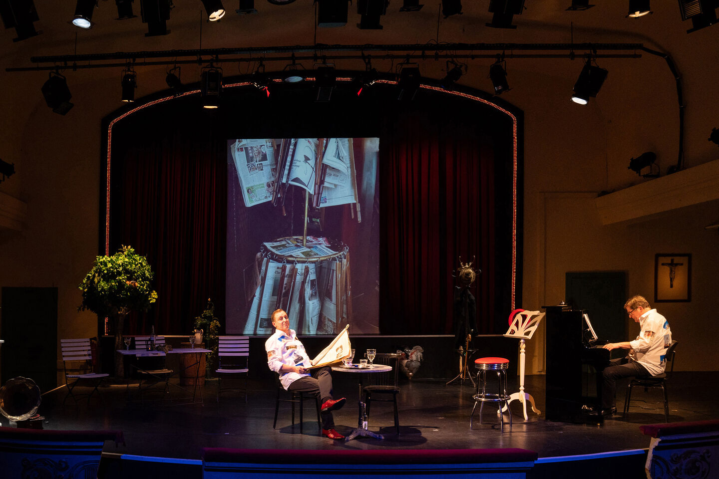 Staatstheater Cottbus
WIENER GSCHICHTEN
Ein musikalischer Streifzug durch die Donau-Metropole mit Frank Bernard und Heiko Walter
Szenenfoto mit (v.l.n.r.): Heiko Walter und Frank Bernard 
(Foto: © Bernd Schönberger)