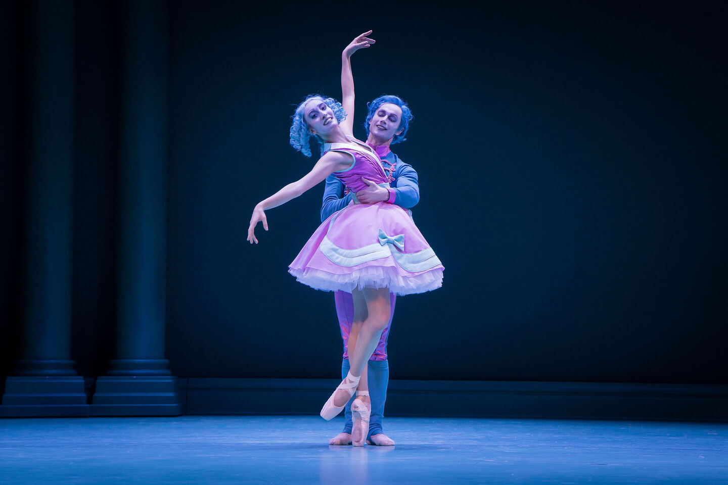 Staatstheater Cottbus
DER NUSSKNACKER
Ballett-Feerie von Giorgio Madia zur Musik von Pjotr I. Tschaikowski 
-Choreografische Uraufführung-
Szenenfoto mit Alessandra Armorina (Clara) und Stefan Kulhawec (Prinz)
(Foto: Yan Revazov)