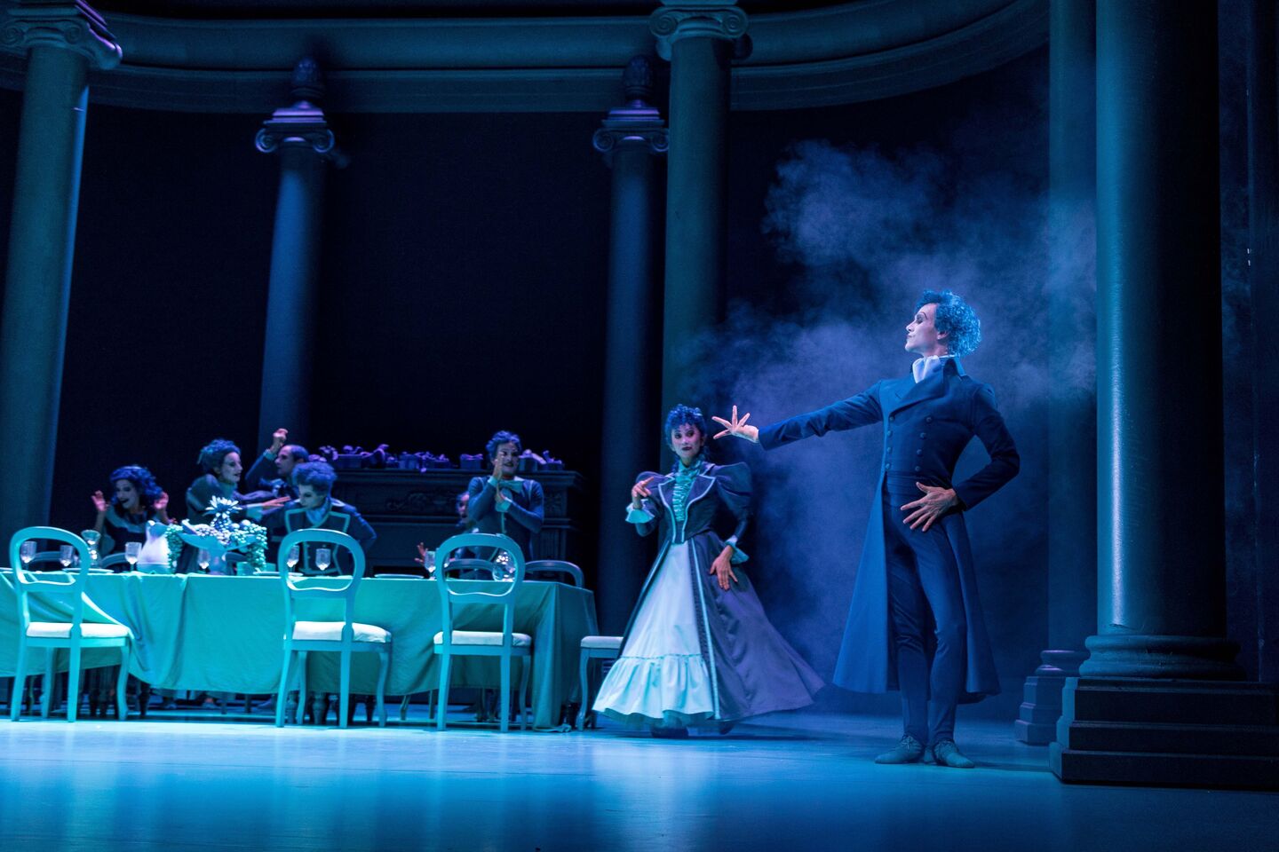 Staatstheater Cottbus
DER NUSSKNACKER
Ballett-Feerie von Giorgio Madia zur Musik von Pjotr I. Tschaikowski 
-Choreografische Uraufführung-
Szenenfoto mit: (rechts) Alyosa Forlini (Drosselmeyer), (links daneben) Venira Welijan (Mutter Stahlbaum) und Ensemble 
(Foto: Yan Revazov)