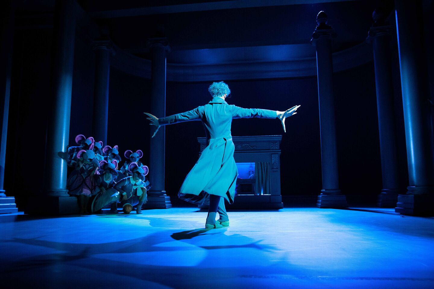 Staatstheater Cottbus
DER NUSSKNACKER
Ballett-Feerie von Giorgio Madia zur Musik von Pjotr I. Tschaikowski 
-Choreografische Uraufführung-
Szenenfoto mit Alyosa Forlini (Drosselmeyer) und Ensemble (Mäuse) 
(Foto: Yan Revazov)