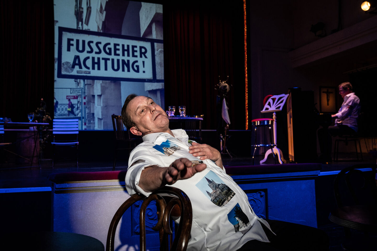 Staatstheater Cottbus
WIENER GSCHICHTEN
Ein musikalischer Streifzug durch die Donau-Metropole mit Frank Bernard und Heiko Walter
Szenenfoto mit Heiko Walter 
(Foto: © Bernd Schönberger)