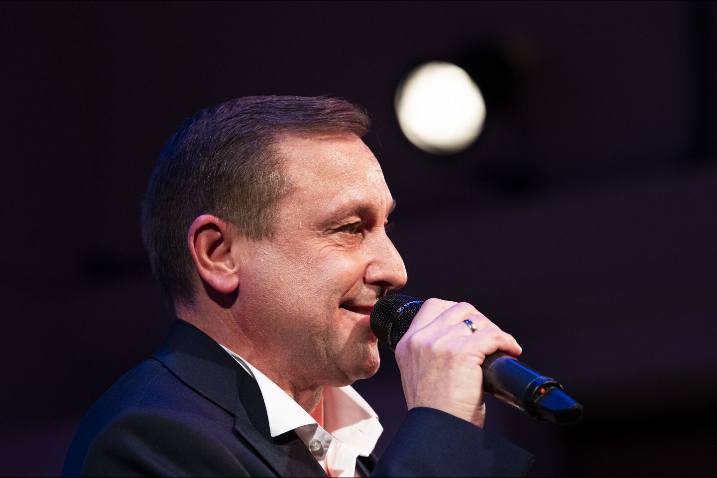 Staatstheater Cottbus
WILLKOMMEN IN MEINEM LEBEN
Ein musikalischer Abend über den Vollblutmusiker Udo Jürgens von Frank Bernard und Heiko Walter 
Szenenfoto mit Heiko Walter
(Foto: Marlies Kross)