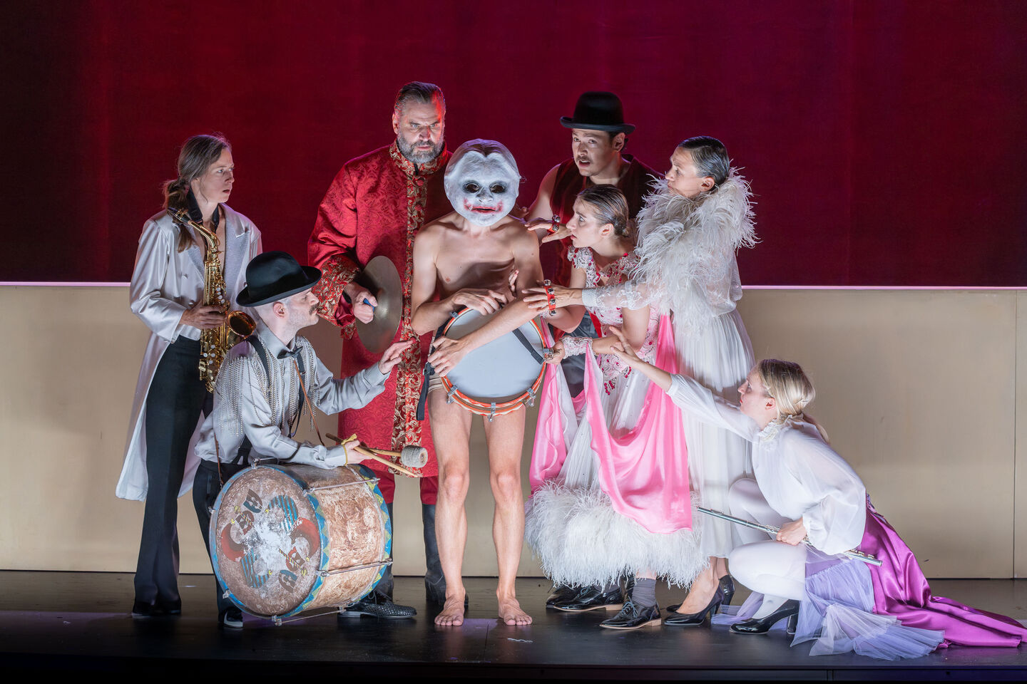 Staatstheater Cottbus
DER HAUPTMANN VON KÖPENICK
Ein deutsches Märchen von Carl Zuckmayer
Szenenfoto mit (v.l.n.r.): Charlotte Müller, Benjamin Kühni, Gunnar Golkowski, Torben Appel (mit Maske), Markus Paul, Charlie Schülke, Ariadne Pabst und Lucie Luise Thiede
Foto: © Bernd Schönberger