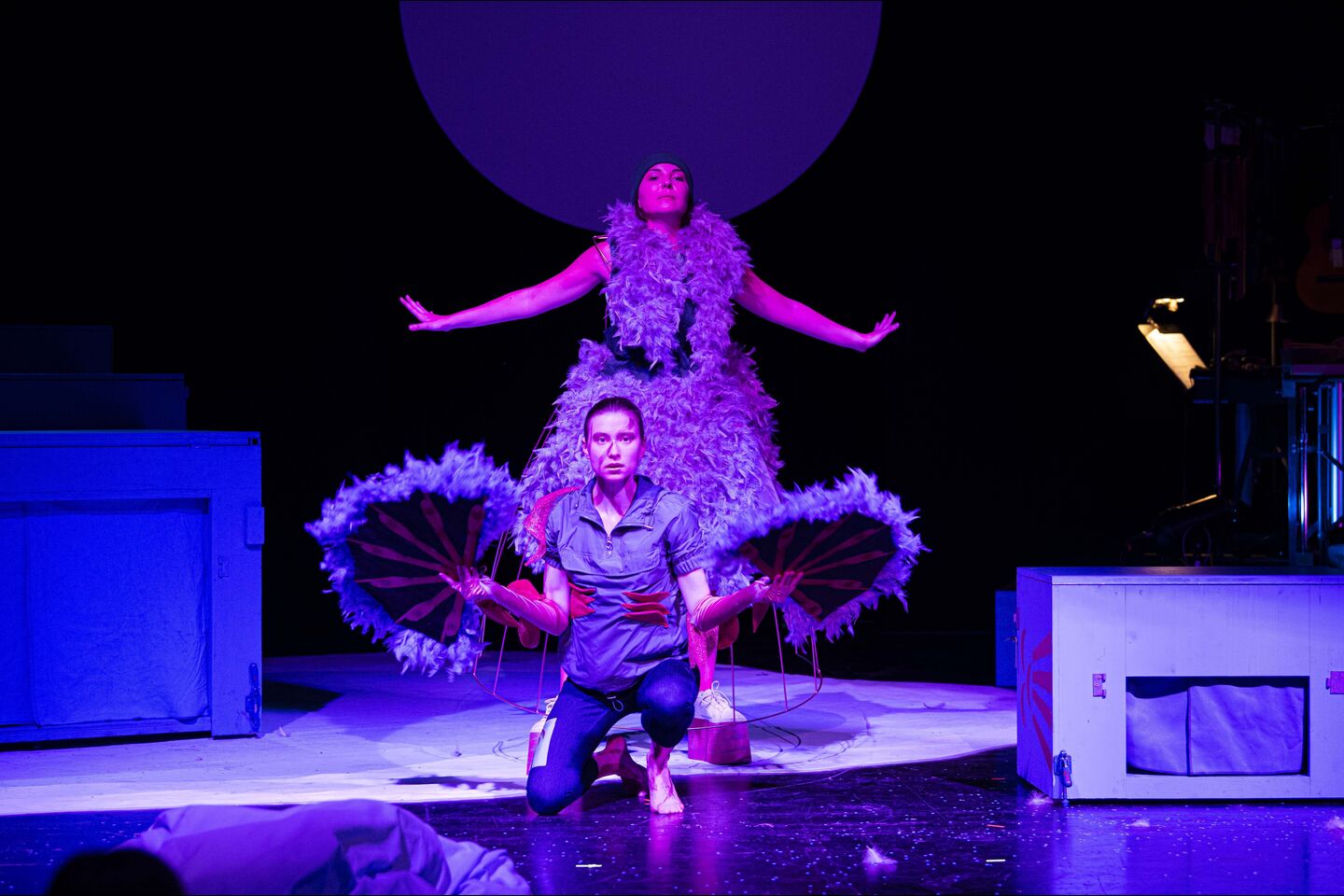 Staatstheater Cottbus
GOLD!
Musiktheater von Leonard Evers für alle ab 5 Jahren
Szenenfoto mit (von vorn nach hinten): Martha Jurowski (Gold) und Rahel Brede (Jacob)
(Foto: Marlies Kross)