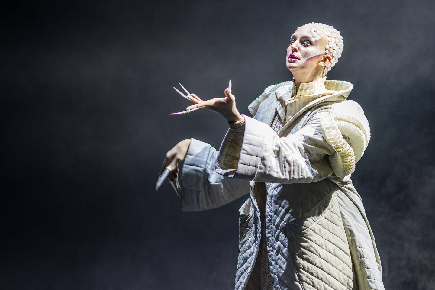 ROMEO UND JULIA 
Szenenfoto mit Lauren Mace (Lorenzo) 
(Foto: Frank Hammerschmidt) 