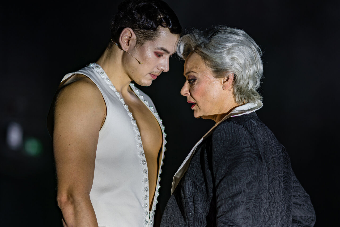 ROMEO UND JULIA 
Szenenfoto mit Lauren Mace (Lorenzo)
(Foto: Frank Hammerschmidt) 