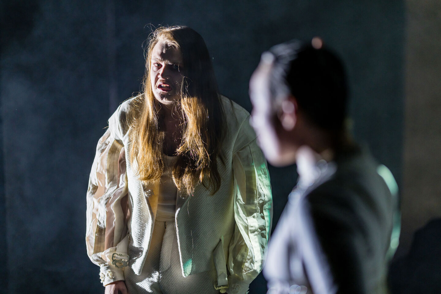 Staatstheater Cottbus
ROMEO UND JULIA 
Eine Liebesgeschichte von William Shakespeare in einer Neuübersetzung 
von Philipp Rosendahl 
Szenenfoto mit Johannes Scheidweiler (Romeo) und (vorn rechts) Sophie Bock (Benvolio)
(Foto: Frank Hammerschmidt)