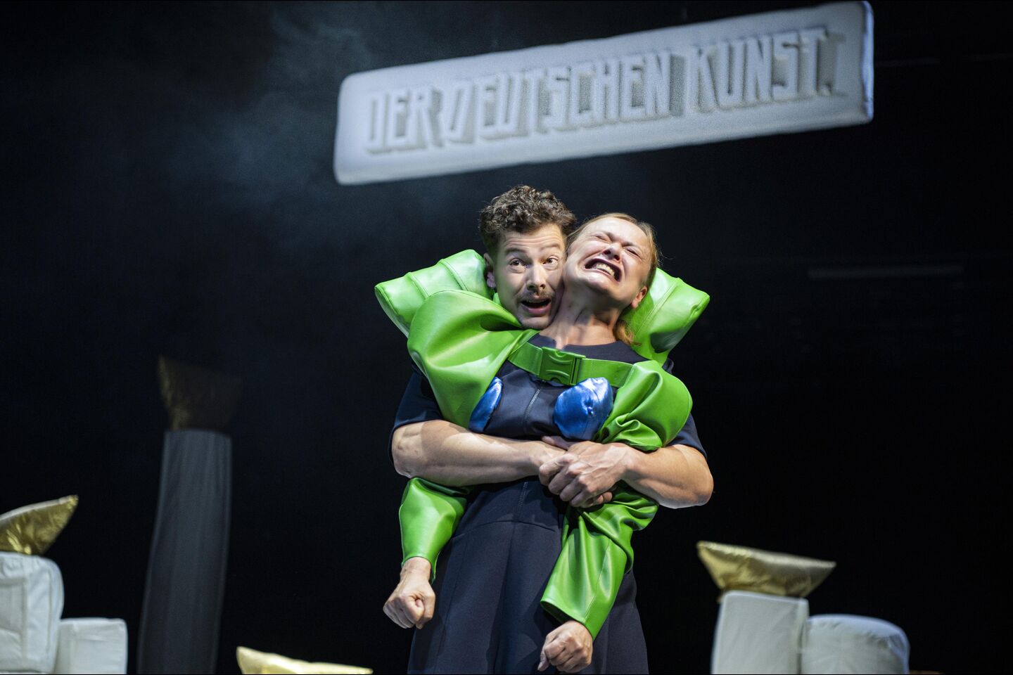 Staatstheater Cottbus
DIE RÄUBER
Nach dem deutschen Erstlingsdrama von Friedrich Schiller
Szenenfoto mit Markus Paul (Spiegelberg) und Sigrun Fischer (Karl Moor)    
(Foto: © Marlies Kross)