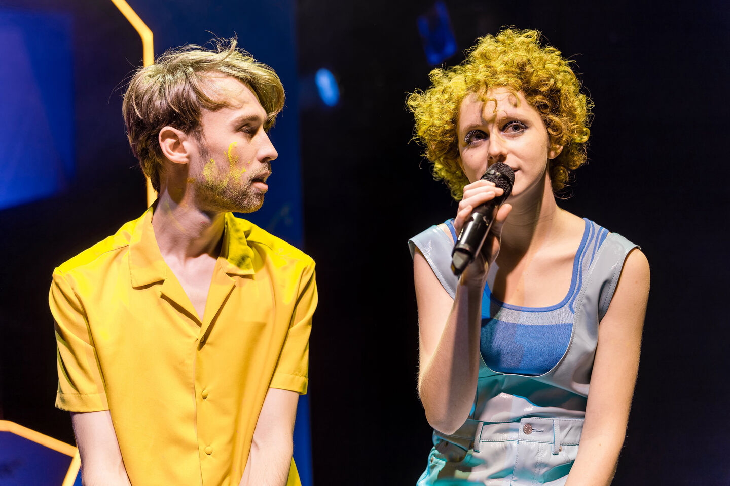 Staatstheater Cottbus
DIE LEIDEN DES JUNGEN WERTHER 
Ein Briefroman von Johann Wolfgang von Goethe in einer Übernahme aus dem Staatstheater Kassel
Szenenfoto mit Torben Appel (Werther) und Nathalie Schörken (Lotte)
(Foto: Frank Hammerschmidt)