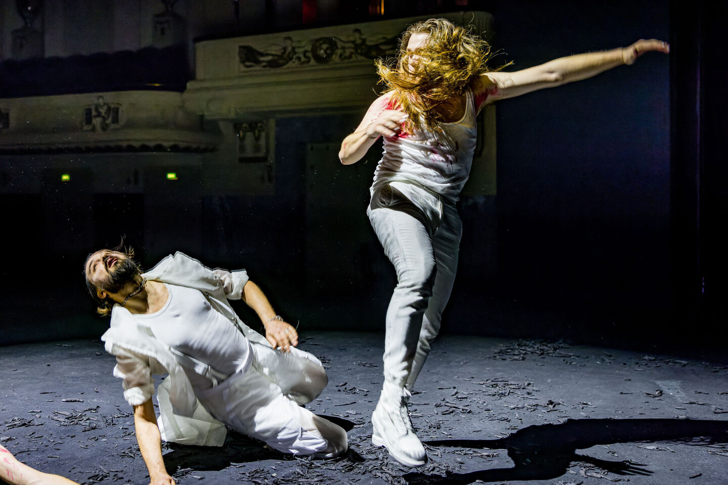 ROMEO UND JULIA 
Szenenfoto mit Nathalie Schörken (Julia) und Johannes Scheidweiler (Romeo)
(Foto: Frank Hammerschmidt) 