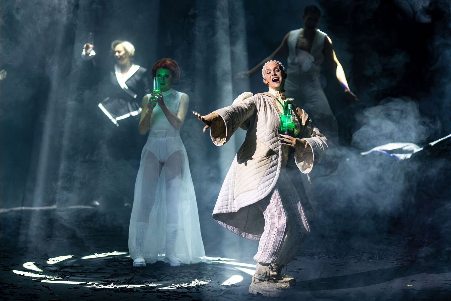 ROMEO UND JULIA 
Szenenfoto mit (v.l.n.r.): Manolo Bertling (Tybalt) und Johannes Scheidweiler (Romeo) 
(Foto: Frank Hammerschmidt) 