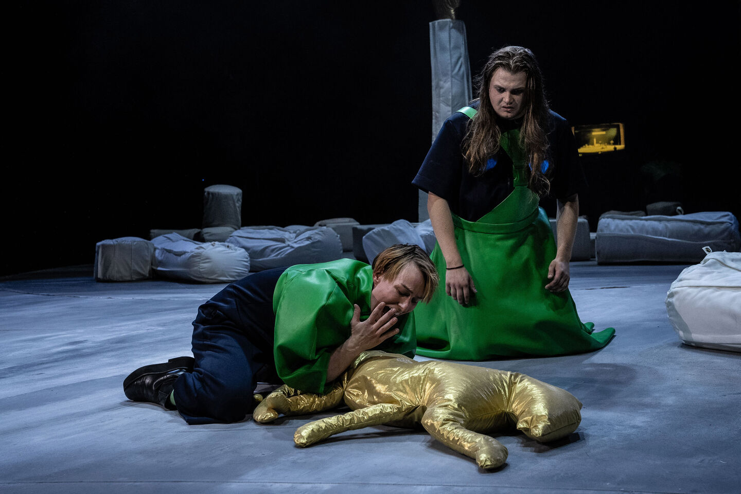 Staatstheater Cottbus
DIE RÄUBER
Nach dem deutschen Erstlingsdrama von Friedrich Schiller 
Szenenfoto mit (v.l.n.r.): Sophie Bock (Franz Moor) und Johannes Scheidweiler (Amalia)
(Foto: © Bernd Schönberger)